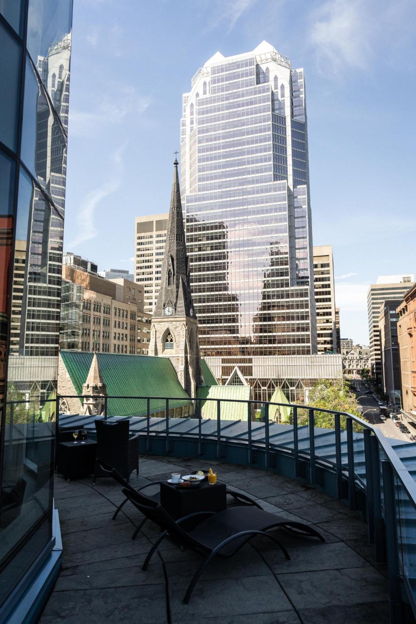 Hôtel Birks Montréal Exterior foto The church's bell tower