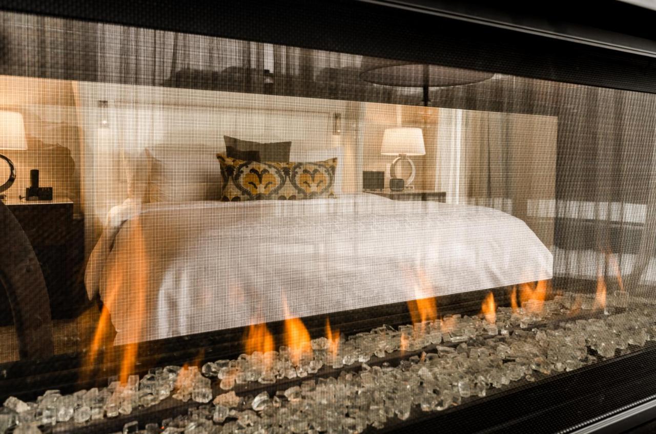 Hôtel Birks Montréal Exterior foto A fireplace with a glass screen